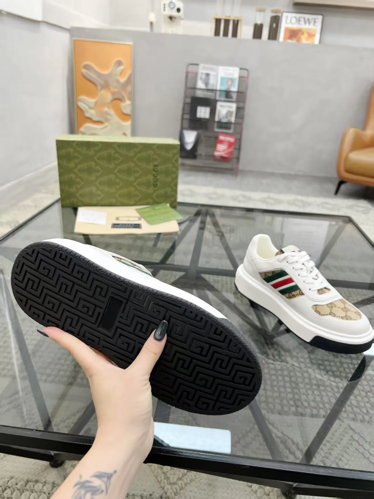 Factory price: 460💰Gucci’s new men’s shoes GUCCI] latest shoes shipped. Original quality, fashionable, made of special materials, sheepskin lining, brand new packaging. The foot feels super comfortable and the workmanship is impeccable. Size: 38-44, customized 45
